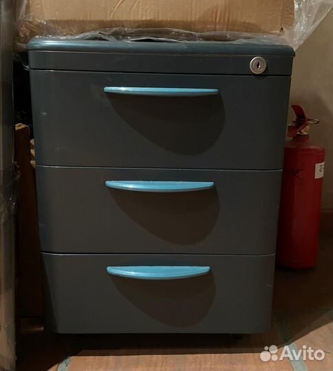 Тумба металлическая с ящиками