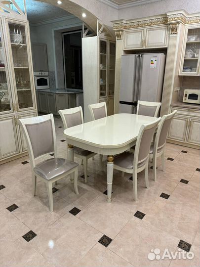 Кухонный стол и стулья