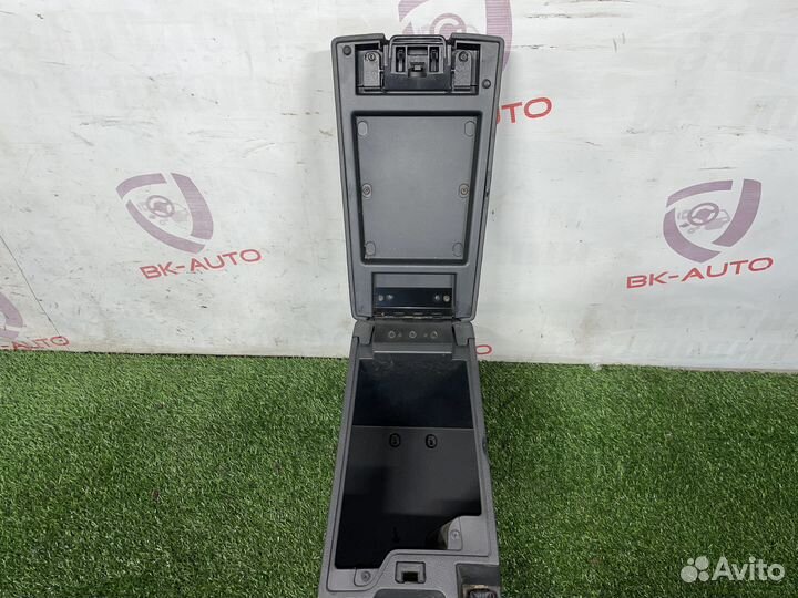 Центральная консоль (подлокотник) на Dodge Nitro K