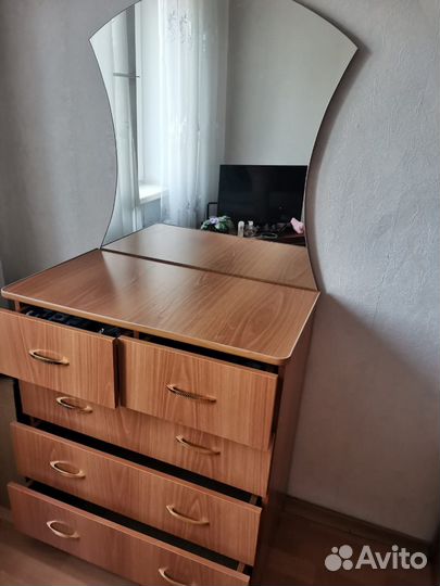 Комод с зеркалом