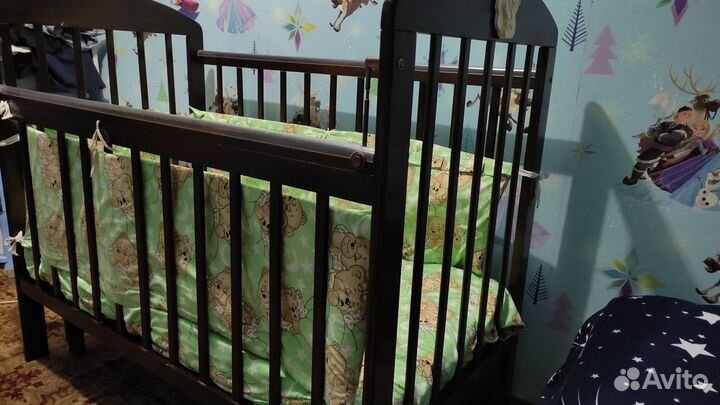 Детская кроватка с маятником
