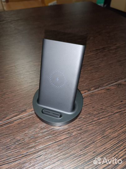 Подставка с зарядкой смартфона