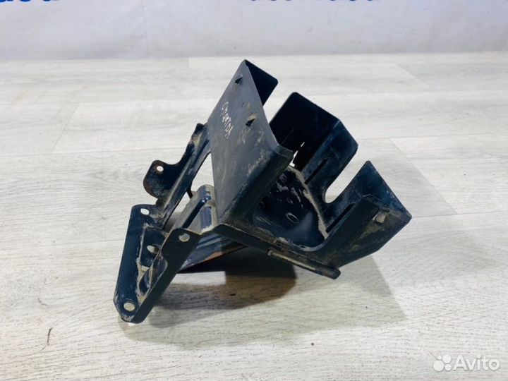 Кронштейн блока предохранителей Kia Spectra седан