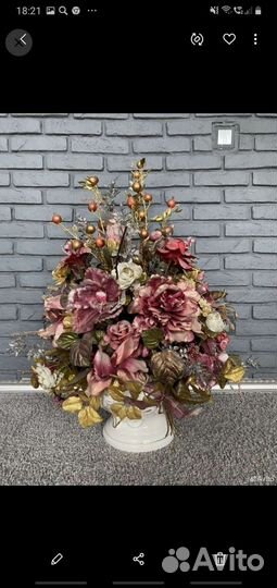 Цветочная композиция из искусственных цветов