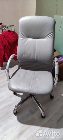 Стул кресло офисный на колесах
