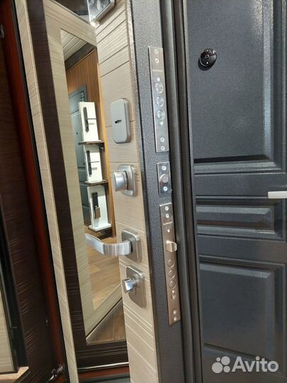 Дверь входная с зеркалом