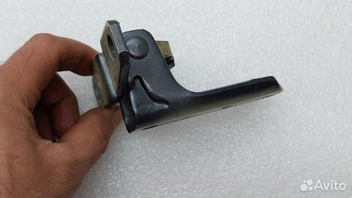 Петля двери передняя правая Mitsubishi Outlander