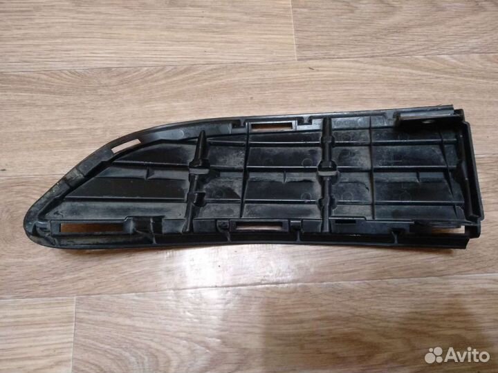 Решётка переднего бампера левая Toyota Rav 4