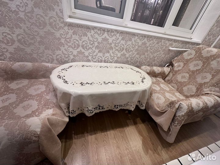 Кресло и столик