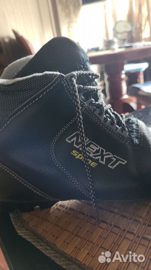 Продам лыжные ботинки и коньки