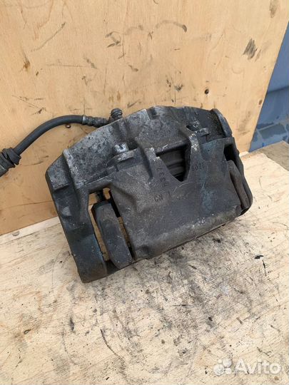 Суппорт тормозной Volvo V70 передний правый S80