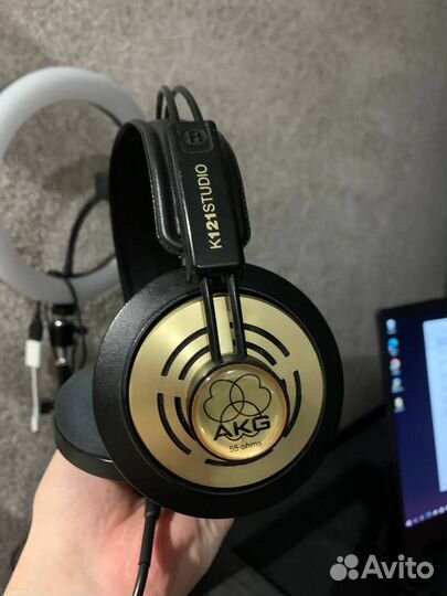 Студийные наушники AKG K121 Studio