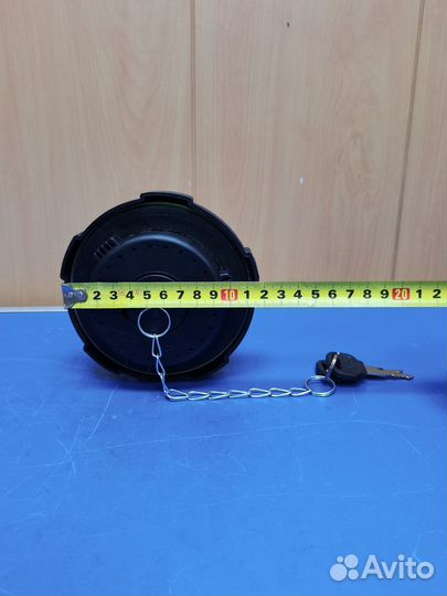 Крышка бака топливного пластик с ключами