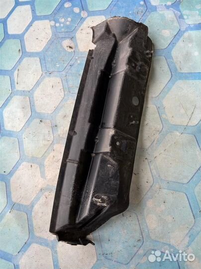 Пыльник крыла 8N0821111A