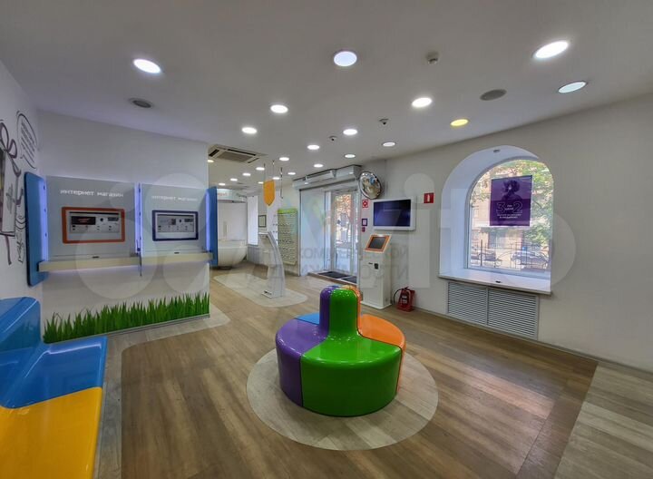 Торговая площадь с витражами в центре Уфы