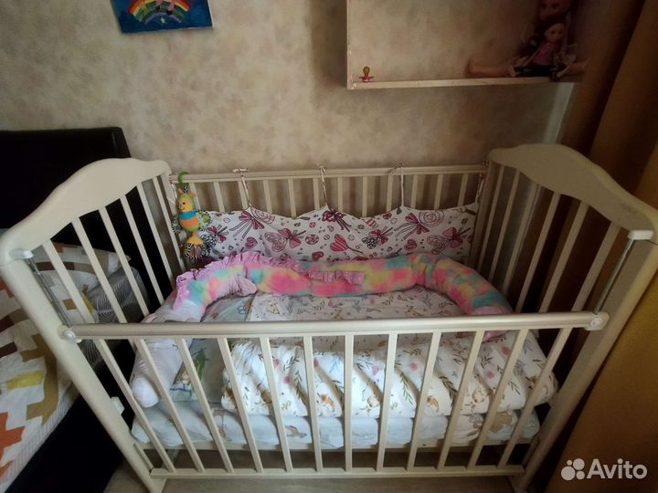 Детская кроватка с маятником