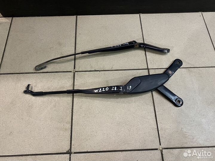 Поводок дворника правый Mercedes-Benz W220