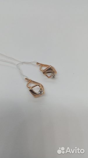 Золотые серьги с бриллиантом