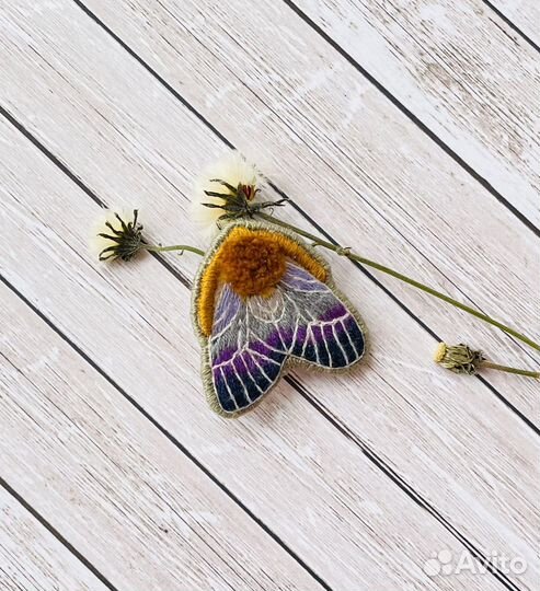 Вышитая брошь