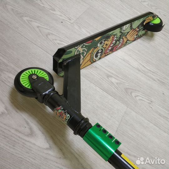 Трюковой самокат с пластиковыми дисками в колесах