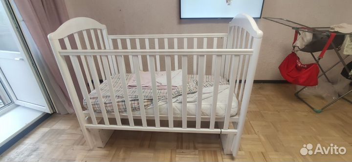 Детская кроватка с маятником