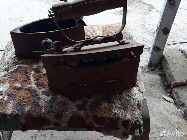 Старинный утюг на углях