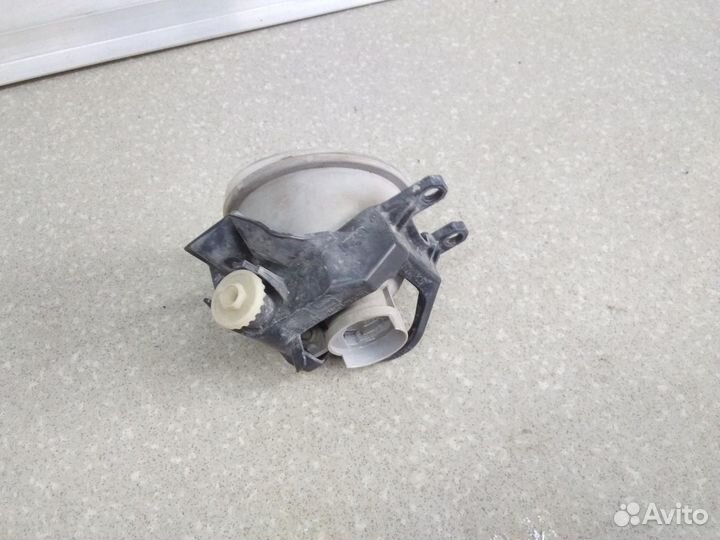 Фара противотуманная левая Toyota Land Cruiser (15