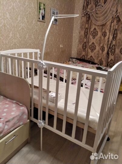 Детская кроватка с маятником