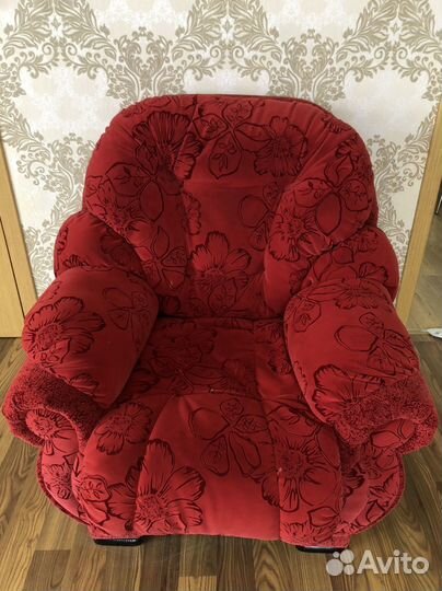 Диваны и кресло бу
