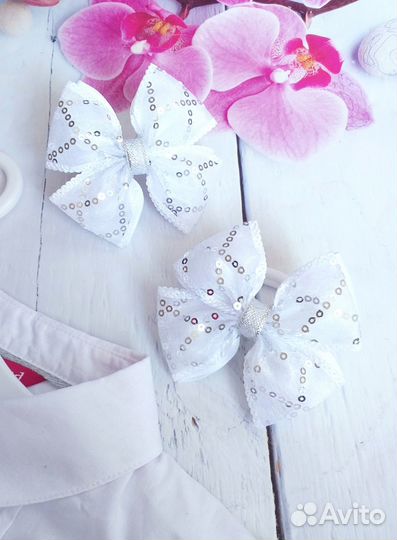 Школьные белые бантики