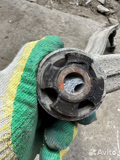 Cadillac srx задний рычаг