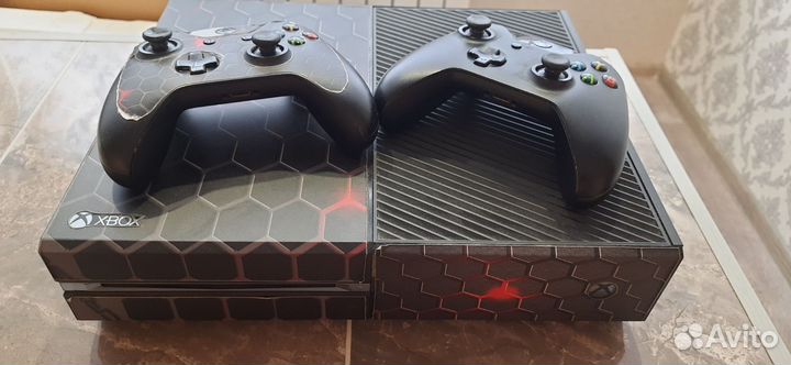 Xbox One с двумя геймпадами