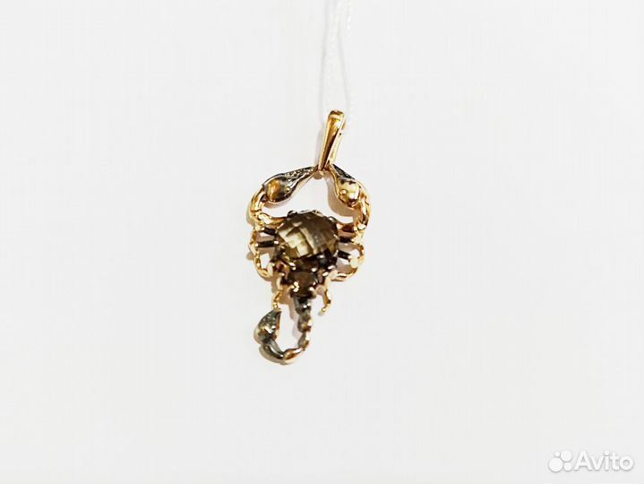 Золотая подвеска с камнем