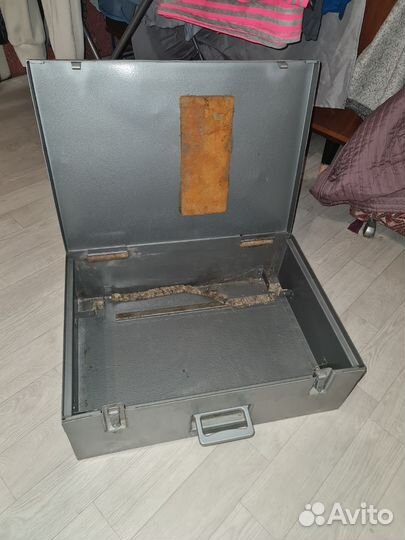 Металлический чемодан