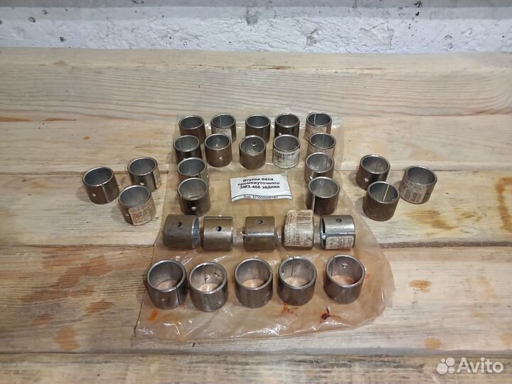 Новая втулка задняя промежуточного вала змз-406