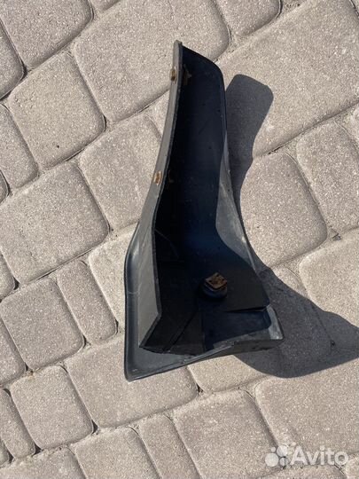 Задний правый брызговик toyota corolla e 150