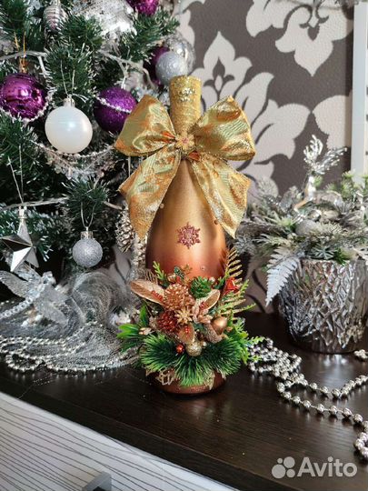 Бутылка шампанского, свеча, декор, новый год