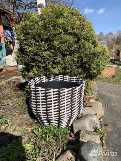 Кашпо из искусственного ротанга
