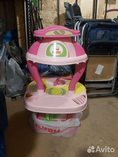 Детская кухня с посудой