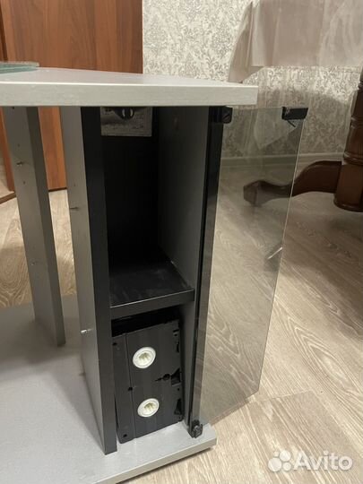 Стеклянная тумба под тв