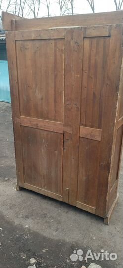 Старинный шкаф
