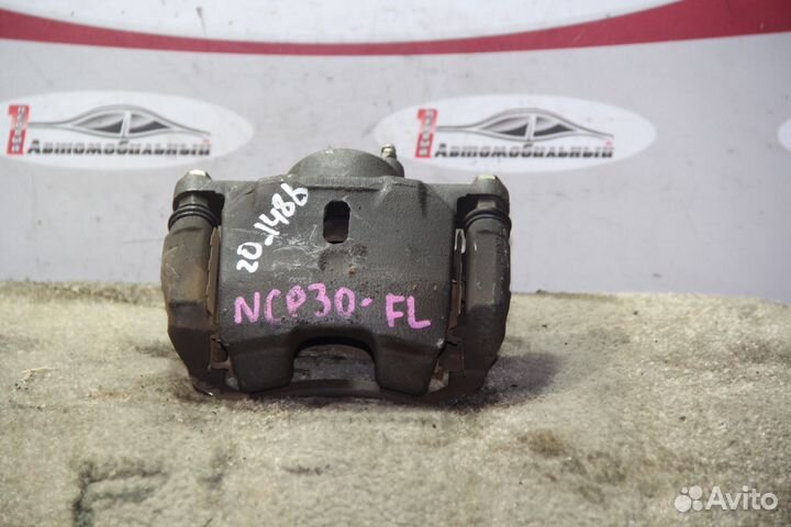 Суппорт перед лево c Toyota Funcargo NCP20 2NZ-FE