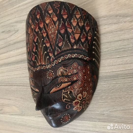 Деревянная маска из Индонезии