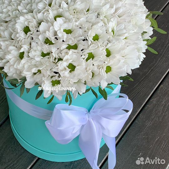 25 белых хризантем в коробке