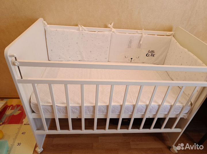 Детская кроватка с матрасом и бортиками