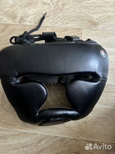 Боксерские перчатки и шлем, бинты