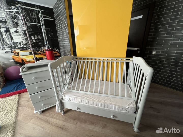Детская кроватка и пеленальный комод