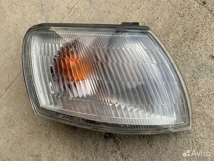 Поворотник передний правый Toyota Carina E