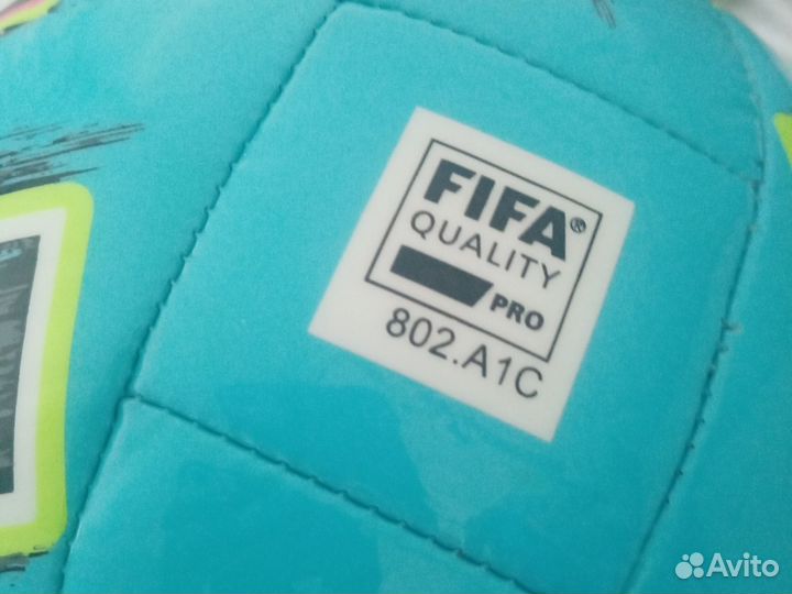 Футбольный мяч adidas