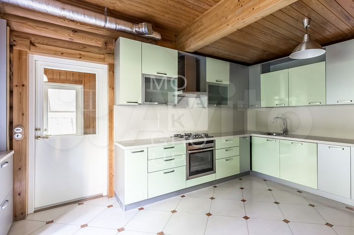 Дом 533 м² на участке 1,6 га